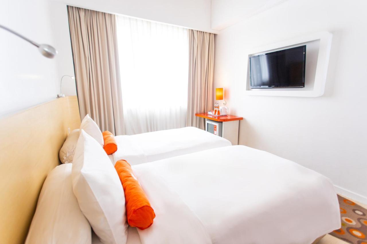 Harris Hotel Pontianak Exterior photo